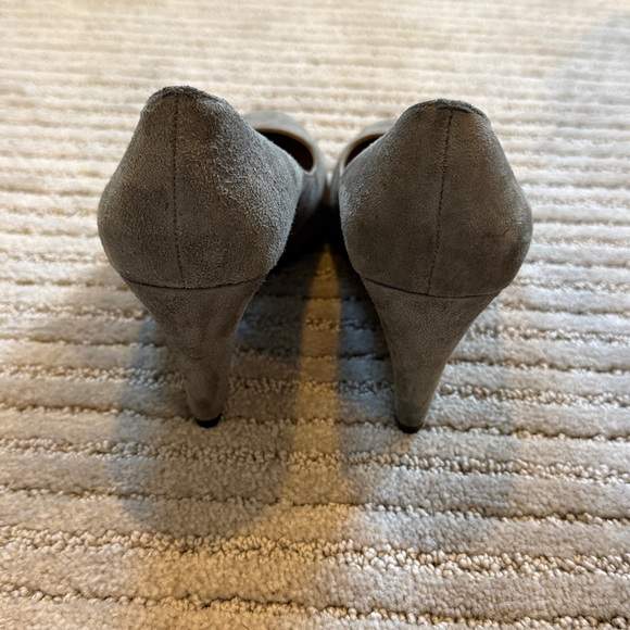Elie Tahari Suede Grey Wedges - Picture 4 of 4